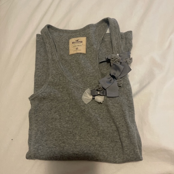 Super cute Hollister tank with flower detailing
